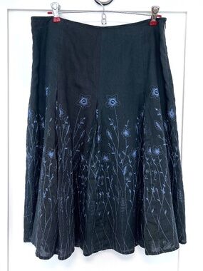 Anne Carson Black Linen Pleated Boho Midi Skirt with Floral Embroidery